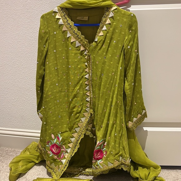 Lime green Ansab Jahangir 3 piece size small Pakistani eid outfit. - Picture 3 of 9